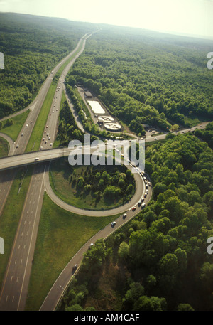 Vista aerea dell'autostrada a foglia di trifoglio rampa di uscita Foto Stock
