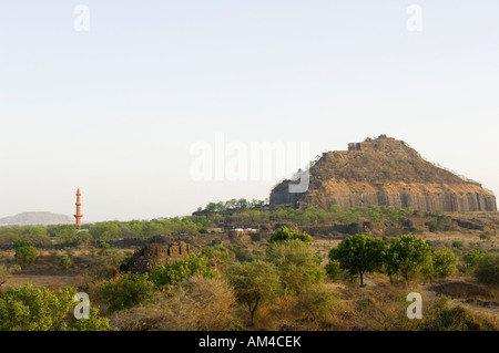 Minareto tra antiche rovine di una fortezza, Chand Minar, Daulatabad Fort, Daulatabad, Maharashtra, India Foto Stock