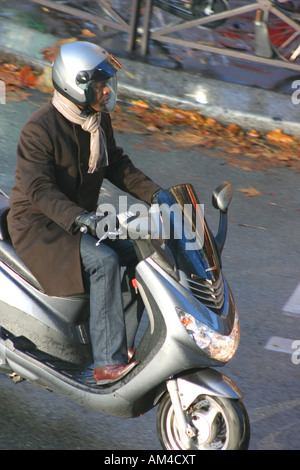 Chic Francese in sella ad un ciclomotore attraverso il Boulevard Saint Michel, Paris, Francia Foto Stock