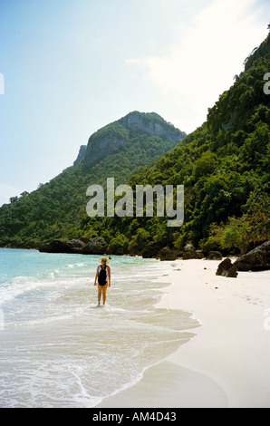 Un turista passeggiate lungo una spiaggia incontaminata su una delle isole di Ang Thong National Marine off Koh Samui, Thailandia Foto Stock