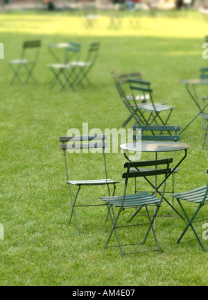 Svuotare le sedie e i tavoli a Bryant Park di New York City Foto Stock