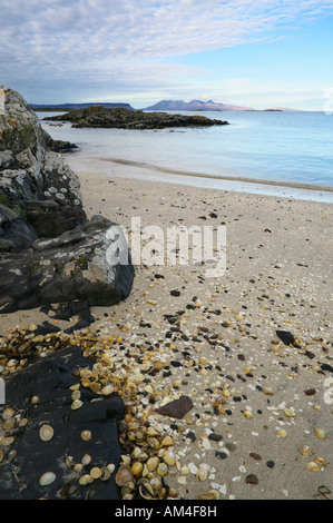 Vista dell'isola di rum da una spiaggia vicino Arisaig, Morar, Lochaber, Highland, Scotland, Regno Unito Foto Stock