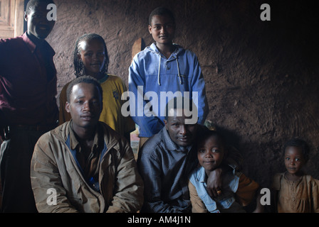 Carmers etiope di attesa per le piogge di cancellare in modo che possano cominciare a mietere il loro caffè Foto Stock