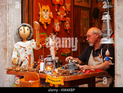 Scultori in legno sul lavoro, Roma, Italia Foto Stock