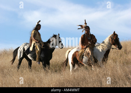 Due nativi indiani americani gli uomini a cavallo scouting per i nemici o a caccia di cibo nella prateria del Dakota del Sud Foto Stock