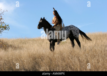 Un Native American Indian uomo a cavallo scouting per i nemici o a caccia di cibo nella prateria del Dakota del Sud Foto Stock