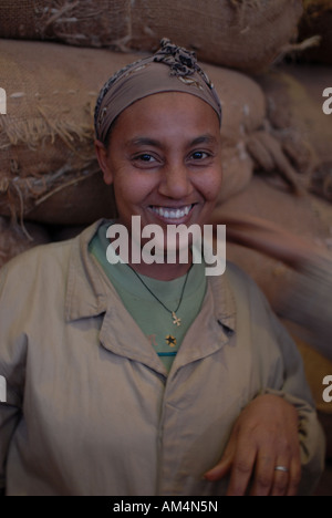 Ritratto di una donna etiope che lavora nel settore del caffè in Etiopia ad Addis Abeba Foto Stock