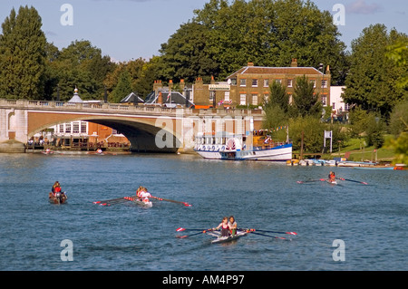 I rematori di formazione sul Fiume Tamigi, East Molesey, Surrey, Regno Unito. Foto Stock