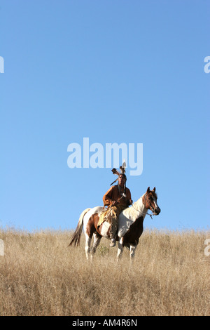 Un Native American Indian uomo siting bareback su un cavallo prairie del Dakota del Sud Foto Stock