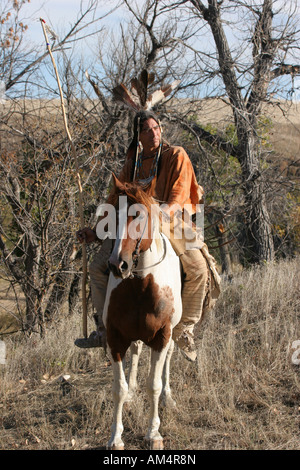 Un Native American Indian uomo siting bareback su un cavallo prairie del Dakota del Sud Foto Stock