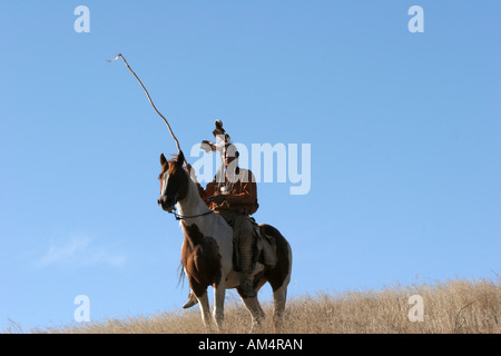 Un Native American Indian uomo siting bareback su un cavallo prairie del Dakota del Sud Foto Stock