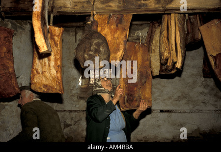 Donna raccolta di carne immagazzinata nella chiesa fortificata Dariju Szekelyderz transilvania ROMANIA Foto Stock