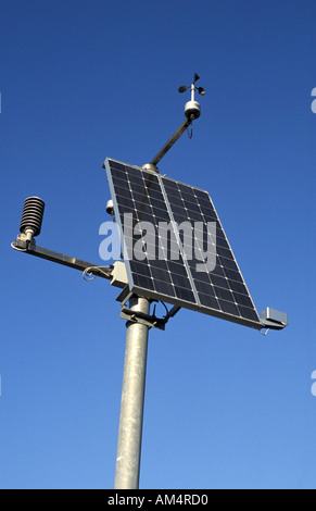 Energia solare stazione meteo a strada sulla A30 in North Devon England Foto Stock