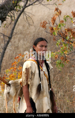 Un Native American Indian uomo nella prateria del Dakota del Sud Foto Stock