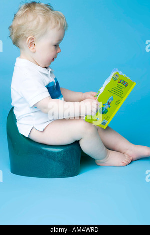 Il toddler boy sul suo gabinetto Foto Stock