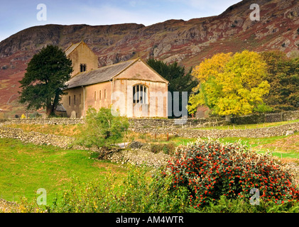 San Cutberto la chiesa parrocchiale in autunno, villaggio di Kentmere, Parco Nazionale del Distretto dei Laghi, Cumbria, England, Regno Unito Foto Stock