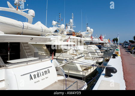 Yacht di lusso nel porto turistico di Puerto Banus, Costa del Sol, Andalusia, Spagna Foto Stock