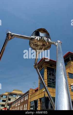 Martian Lotta contro la macchina da H G Wells La guerra dei mondi di Woking Town Center Surrey in Inghilterra Foto Stock