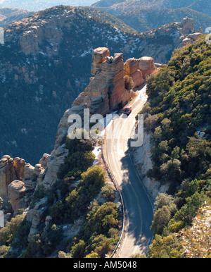 La torsione strada di montagna con una vettura andando attorno ad un interruttore di nuovo girare a. Foto Stock