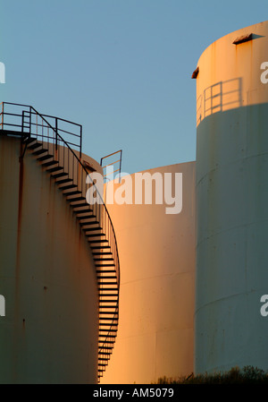 Grande olio carburante serbatoi di stoccaggio con una scale a spirale si avvolge intorno alla loro. Foto Stock