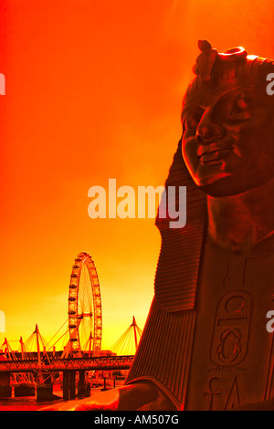 Testa di Sphinx Hungerford Bridge e London Eye, Londra Foto Stock