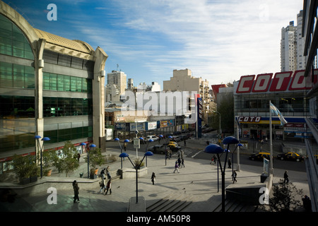 Centro commerciale Mercado Abasto Mall di Buenos Aires. Esterno. Il leggendario re di tango Carlos Gardel visse in questo quartiere. Foto Stock