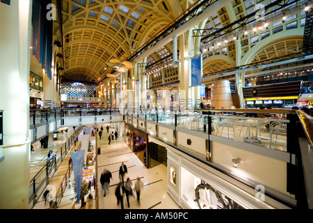 Centro commerciale Mercado Abasto Mall di Buenos Aires. Interno. Il food court al secondo piano. Foto Stock