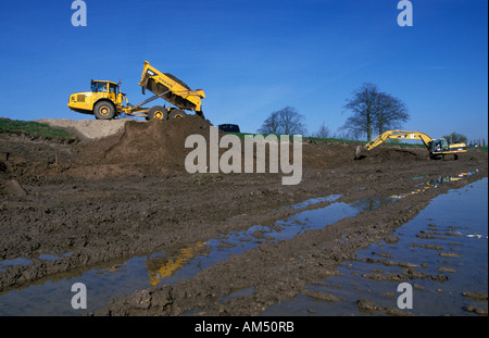 Everdingen la diga del fiume Lek essendo sollevata per fermare il fiume di fluire oltre e proteggere la terra al di là Foto Stock