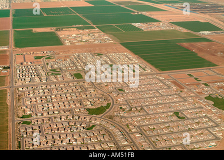 La crescita incontrollata di suburbana su esecuzione di terreni agricoli del sud-ovest americano Foto Stock