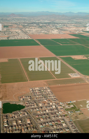 La crescita incontrollata di suburbana su esecuzione di terreni agricoli del sud-ovest americano Foto Stock