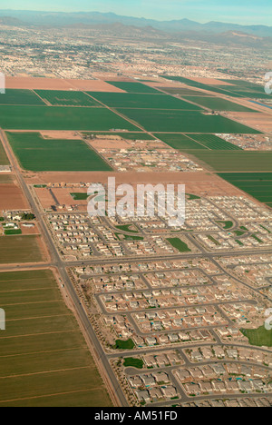 La crescita incontrollata di suburbana su esecuzione di terreni agricoli del sud-ovest americano Foto Stock