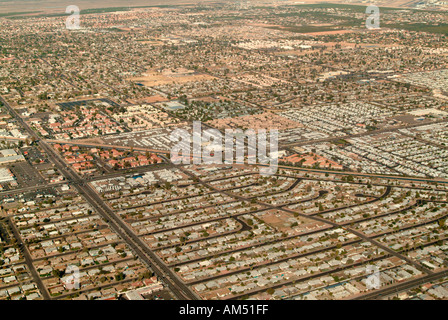 La crescita incontrollata di suburbana su esecuzione di terreni agricoli del sud-ovest americano Foto Stock