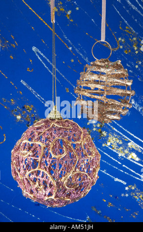 Festa di Natale Le sfere pendenti sulla composizione decorativa blu inverno sfondo con brillantini e stelle Foto Stock