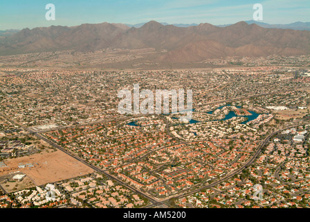 La crescita incontrollata di suburbana su esecuzione di terreni agricoli del sud-ovest americano Foto Stock