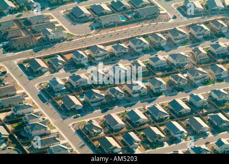 La crescita incontrollata di suburbana su terreni agricoli in esecuzione Foto Stock