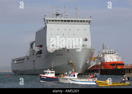 L3008 RFA Mounts Bay ormeggiata nel porto di Portland Foto Stock