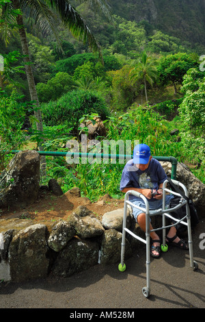 Prendendo una pausa durante una visita alla Iao stato Parco Valle Ioa nelle montagne di West Maui Hawaii USA Foto Stock