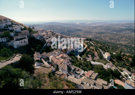 Il villaggio di La Iruela vicino a Cazorla, situato sul bordo della Sierra de Cazorla Parco naturale Foto Stock