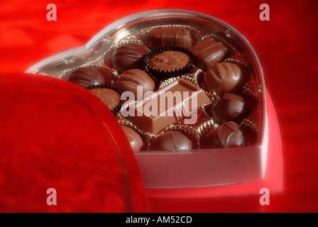 Un cuore scatola sagomata del cioccolato Valentine candy Foto Stock
