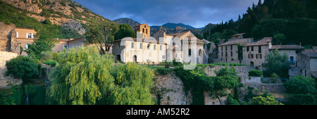 Saint Guilhem le désert borgo medievale vallee de l Hérault nel Languedoc Francia NR Foto Stock