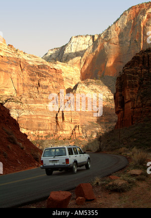 I turisti aziona attraverso Zion Canyon dello Utah con vista al tramonto Foto Stock