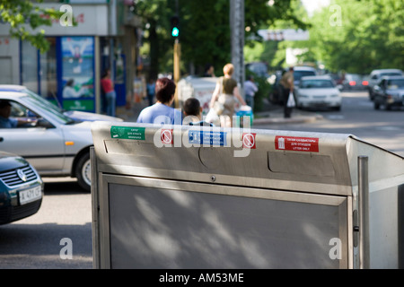 Riciclaggio - separare i rifiuti urbani sistema su un angolo di strada in Almaty, Kazakhstan Foto Stock