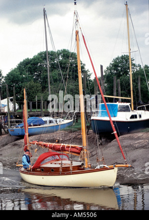 Lo yacht Puffin uscire David Moss cantiere su Skippool Creek in Lancashire sul suo viaggio di consegna Foto Stock