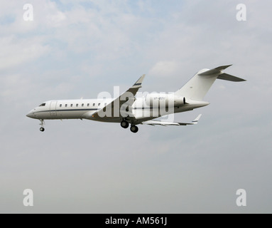 Bombardier Global Express il grande jet di affari sta per atterrare. Aviazione esecutiva. Foto Stock