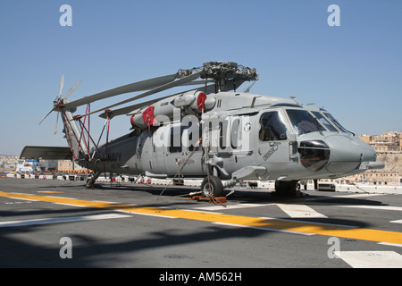 US Navy Sikorsky MH-60S Knighthawk elicottero sul bordo dell'assalto anfibio nave USS Kearsarge Foto Stock