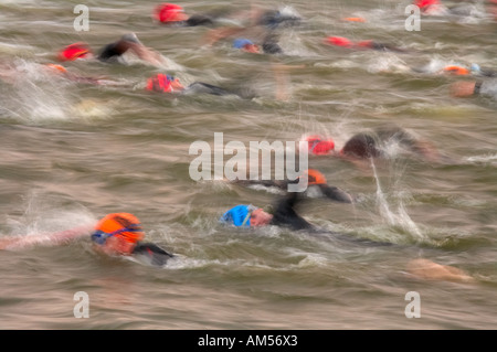 Triatleti competere a nuotare nella fase dell'Ironman Triathlon a Sherborne Castle DORSET REGNO UNITO Inghilterra NR Foto Stock