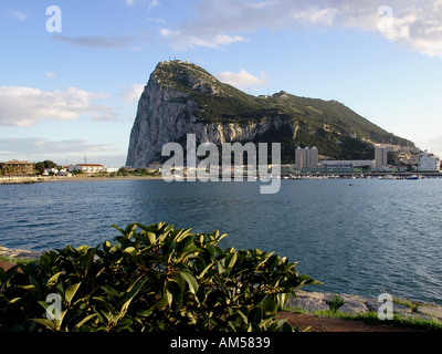 Solida come una roccia di Gibilterra il Rock visto da La Linea Foto Stock