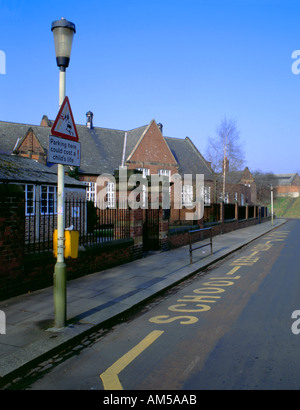Scuola mantenere chiara della segnaletica stradale e le indicazioni su un lampione al di fuori di una scuola, Jesmond, Newcastle upon tyne, Inghilterra, Regno Unito. Foto Stock