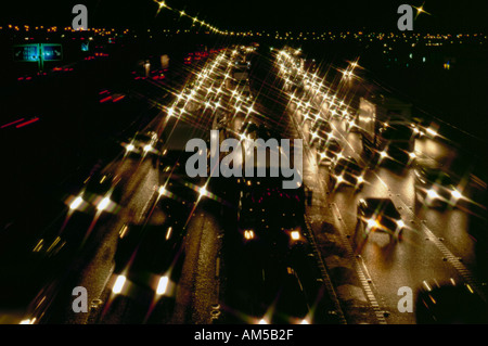 Di notte il traffico sulla autostrada M62 vicino a Leeds, West Yorkshire, Inghilterra, Regno Unito. Foto Stock