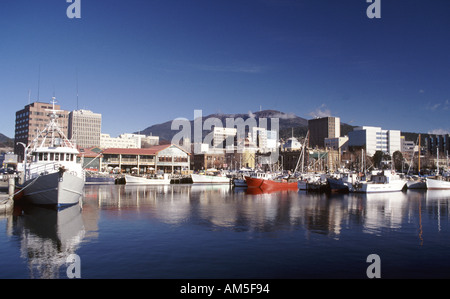 Victoria Dock e Mt Wellington a Hobart, in Tasmania, Australia Foto Stock